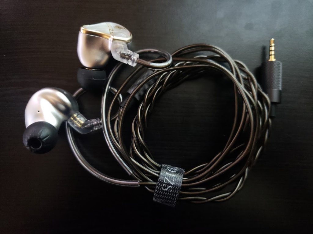 Hidizs MS4 with the balanced 2.5mm cable