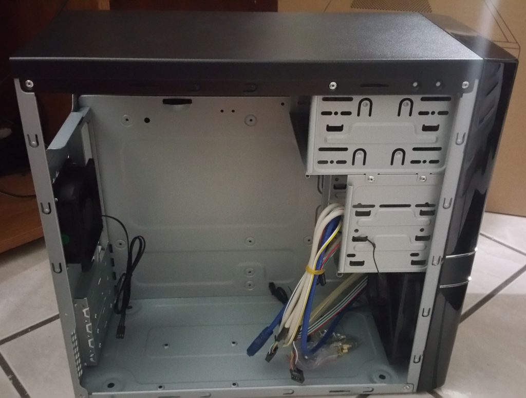 Rosewill FBM-05 Case opened