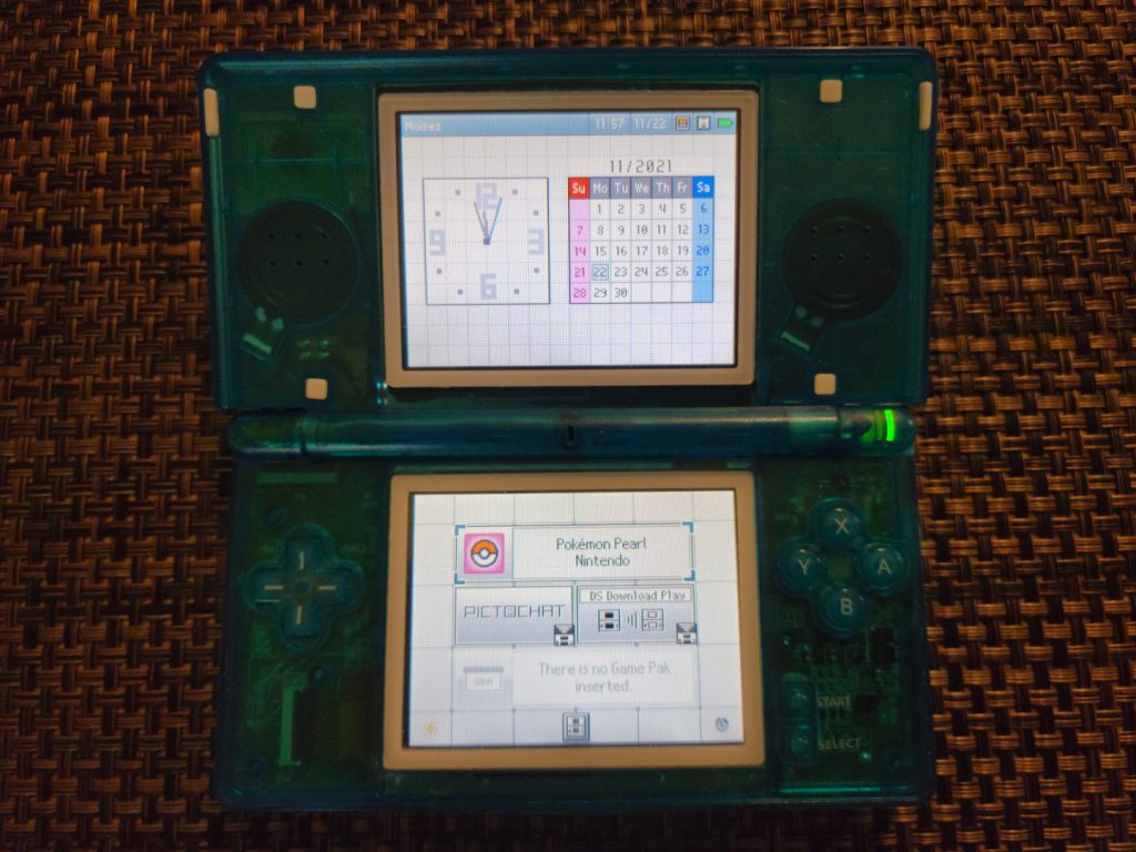 Pokémon Pearl DS game in Nintendo DS Lite