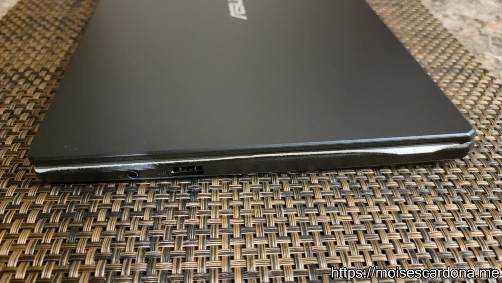 ASUS E210MA 11.6 inch laptop - 10 - Laptop side 1