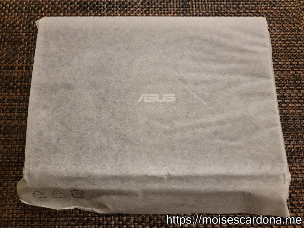 ASUS E210MA 11.6 inch laptop - 8 - Laptop in protective cover